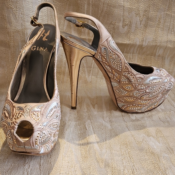 Embroidered Gold and Beige Beaded stilettos. Open Toe. Size 6 - Picture 10 of 12